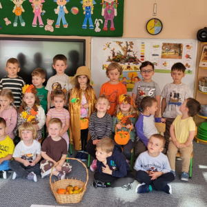 Zdjęcie grupowe dzieci z Panią Jesień