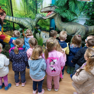 Dzieci oglądają wystawę dinozaurów w muzeum 