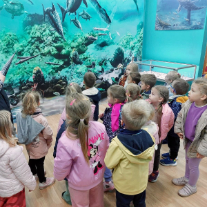 Dzieci oglądają wystawę w muzeum 