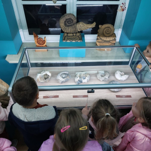 Dzieci oglądają wystawę w muzeum 