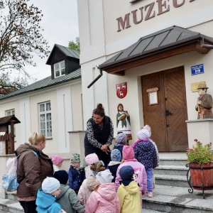 Dzieci wchodzą do muzeum