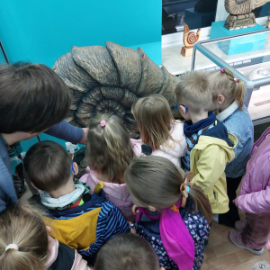 Dzieci oglądają wystawę dinozaurów w muzeum 