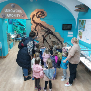Dzieci oglądają wystawę w muzeum 