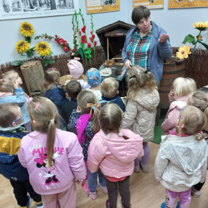 Dzieci oglądają wystawę w muzeum 