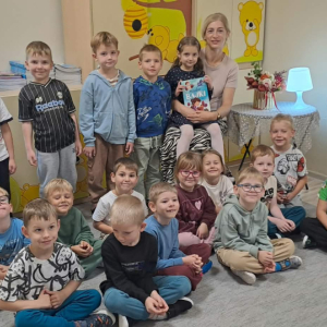 Zdjęcie grupowe z dziećmi i rodzicem