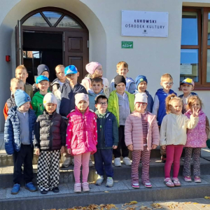 Zdjęcie grupowe dzieci przed kinem