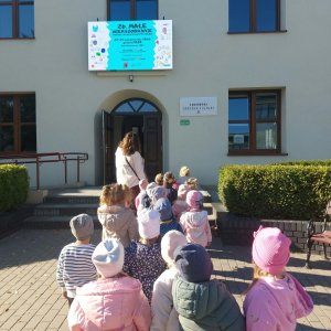 Dzieci wchodzą do kina