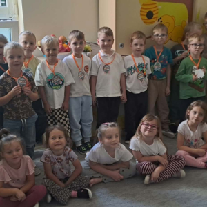 Zdjęcie grupowe dzieci. Chłopcy mają medale na szyi. 