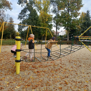 Chłopcy wspinają sie po konstrukcji.