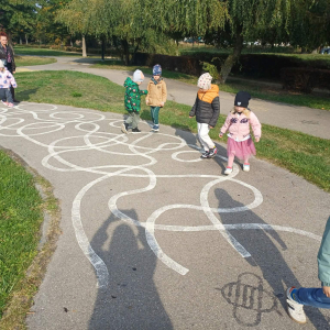„Skoki, uśmiechy i super zabawa przy grach chodnikowych!”