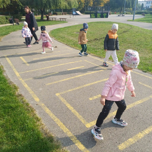 „Skoki, uśmiechy i super zabawa przy grach chodnikowych!”