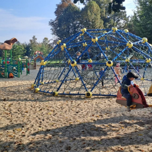 Dzieci bawią się na placu zabaw