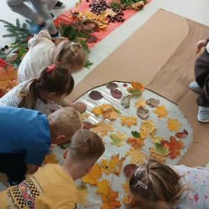 Dzieci przyklejają naturalne liscie na folię