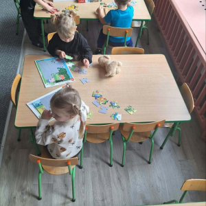 Dzieci układają puzzle