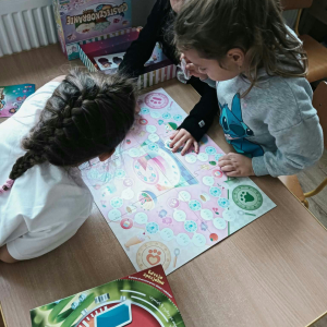 Dzieci grają w grę planszową.
