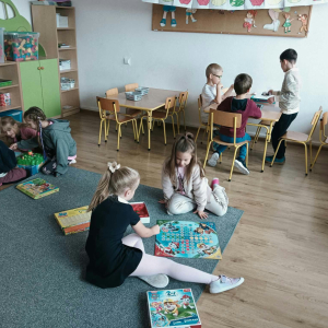 Dzieci graja w grę planszową