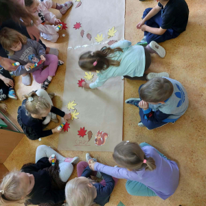 Dzieci graja w grę skonstruowaną przez siebie