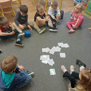 Dzieci graja w grę. Są żywymi pionkami.