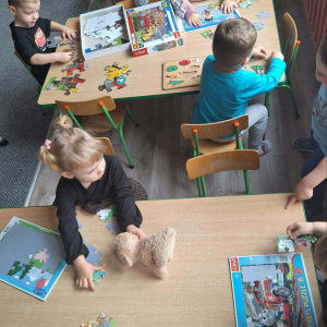 Dzieci układają puzzle