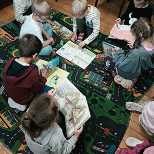 Dzieci ogladają książeczki