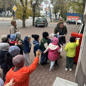 Dzieci wrzucają listy do skrzynki