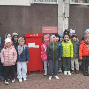 Dzieci stoją przy krzynce pocztowej