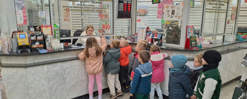 KRASNOLUDKI Z WIZYTĄ W URZĘDZIE POCZTOWYM