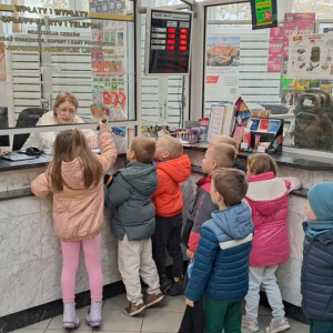 Dzieci stoją przed okienkiem na poczcie