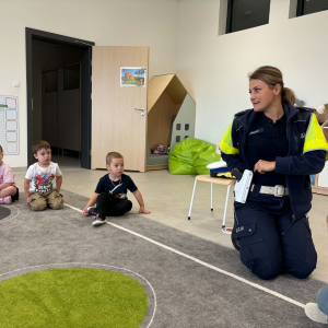 Pani Policjantka pokazuje wyposażenie policjanta