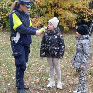 Pani Policjantka pokazuje działanie alkomatu