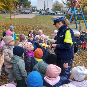 Pani Policjantka pokazuje działanie alkomatu