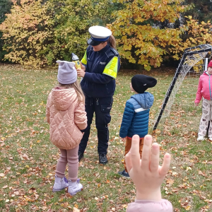 Pani Policjantka pokazuje działanie alkomatu