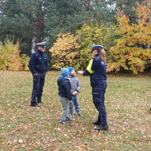 Pani Policjantka pokazuje działanie alkomatu