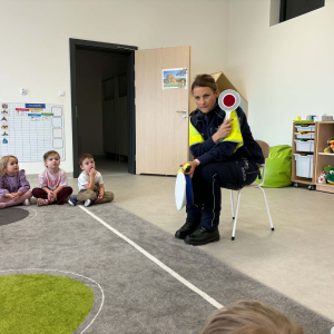 Pani Policjantka pokazuje wyposażenie policjanta na służbie