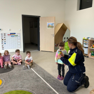 Pani Policjantka pokazuje działanie alkomatu