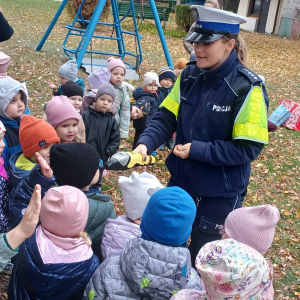 Pani Policjantka pokazuje działanie alkomatu
