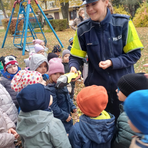 Pani Policjantka pokazuje działanie alkomatu