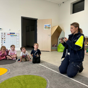 Pani Policjantka pokazuje wyposażenie policjanta na służbie