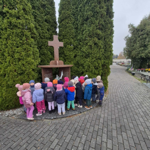 Dzieci modlą się przy pomniku